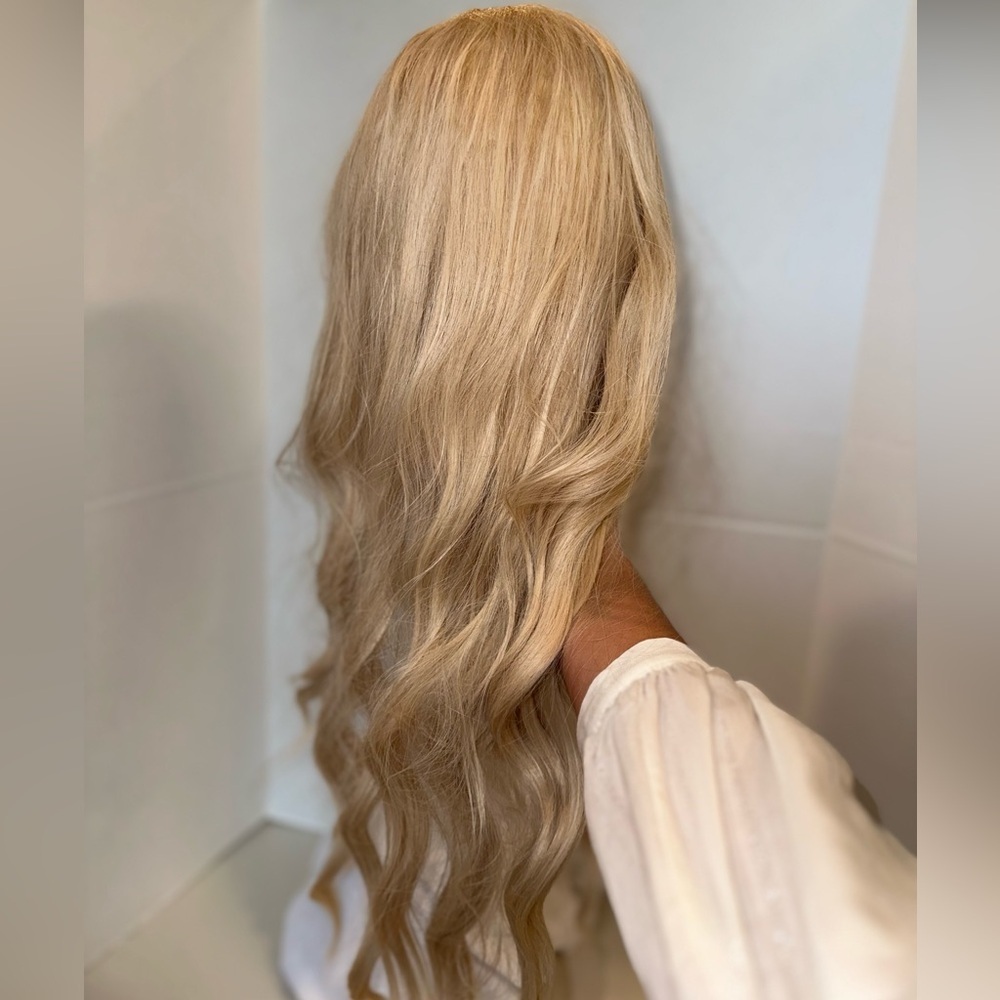 Long Wavy Blonde Wig ๐ฉท - Picture 5 of 8
